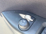 【電動格納ミラー】サイドミラーは電動格納式となっており、狭い駐車場でもキズがつくリスクを抑えられます。