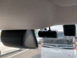 【ドライブレコーダー】走行中や駐車中の映像を高画質で記録し、事故やトラブル発生時の状況確認に役立つ安心装備。あおり運転対策や証拠保全にも有効で、日常のドライブをより安全にサポートします。