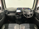 【インパネ】運転のしやすさを最優先に設計された見晴らしの良いフロントビュー。車両間隔が掴みやすく狭い道でも安心♪「安全」と「品質」を最優先に、安心してお乗りいただけるクルマを提供いたします。