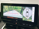 【パノラミックビューモニター】専用のカメラにより、上から見下ろしたような視点で360度クルマの周囲を確認することができます☆死角部分も確認しやすく、狭い場所での切り返しや駐車もスムーズに行えます。