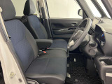 ゆったりと座れる運転席シートですのでストレスなく運転が出来ますよ!