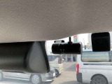 【ドライブレコーダー】走行中や駐車中の映像を高画質で記録し、事故やトラブル発生時の状況確認に役立つ安心装備。あおり運転対策や証拠保全にも有効で、日常のドライブをより安全にサポートします。