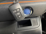 【スマートキー】カバンやポケットに入れたままでもドアの施錠・解錠が可能なスマートキーを装備。エンジンのオン・オフ時もカギを取り出す必要が無いからとっても便利です♪