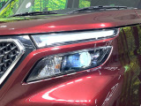 【LEDヘッドライト】悪天候や夜間走行時も良好な視界を確保し安心して運転できる高輝度LEDヘッドライトを装備!点灯速度が早く、消費電力も抑えられています。
