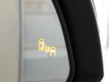【BSM(ブラインドスポットモニター)】・・・隣の車線を走る車両をレーダーで感知。車両を感知するとドアミラーに搭載されたLEDインジケーターが点灯。