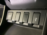 アクセサリーソケットはUSBのアダプターなどをつければ、スマホの充電にも使えます。横にはナビゲーション用の外部入力可能なUSB端子がついており、周辺には物が置けるトレーがついています。