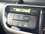 【オートエアコン】一度お好みの温度に設定すれば、車内の温度を検知し風量や温度を自動で調整。暑い&hellip;寒い&hellip;と何度もスイッチ操作をする必要はありません。快適な車内空間には必須の機能ですね♪