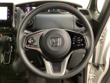 ハンドルにHondaセンシング系のクルーズコントロールやレーンキープアシストなどのスイッチと、オーディオの操作スイッチが装備されています。ハンドルから手を離さず安全に操作できます。
