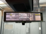 スマートルームミラーは、車両後方に設置されたカメラの映像を、ルームミラーに映し出すことで、死角をなくし、安全性を向上させることができます。また、夜間や雨天時でも、クリアな映像を映し出すことができます。