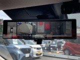 乗員、ヘッドレスト、積載物などでさえぎられがちなルームミラーの後方視界をクリアに保ちます。車室内の状況に関わらず、車両後方にあるカメラの画像をルームミラーに映し出します。