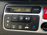 【オートエアコン】一度お好みの温度に設定すれば、車内の温度を検知し風量や温度を自動で調整。暑い&hellip;寒い&hellip;と何度もスイッチ操作をする必要はありません。快適な車内空間には必須の機能ですね♪