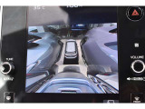 それぞれのカメラをつなぎ合わせ上から見たような画像が映し出される全周囲カメラ装備です。