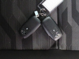 電子キーをポケットやカバンに入れているだけで、ドアの開錠・施錠が行えます。荷物を抱えていてもラクラク開閉です。エンジン始動も行えます。