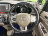 インテリアに合わせたデザインのステアリングは、運転される方のことも考え、運転しやすい形状、大きさです。是非一度、実際に触ってお確かめください。