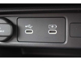 USBタイプC給電ソケットを備え、モバイル機器の充電が可能です。