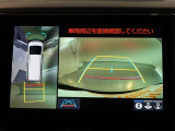 パノラミックビューモニター付きです。車両を上から見たような映像をモニター画面に表示。運転席からの目視では見にくい、車両周辺の状況をリアルタイムでしっかり確認できます。