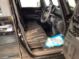 【ベンチシート】運転席と助手席の移動もスムーズ!狭い駐車場での乗り降りや、お子様の乗り降りにも便利です。座席の間にコンソールボックスやドリンクホルダーがないため、車内空間が広く感じます。