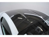 軽量化と低重心化に貢献する標準カーボンルーフを標準装備しております。A110Sならではの俊敏なハンドリングとスポーティな存在感を際立たせる魅力的な装備です。