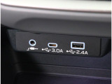 AUX端子、USBtypeA、USBtypeC端子が付いています。