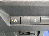ステアリングヒーター付きです。インストパネル右下に並んでます。スイッチを入れると2、3分でステアリングまわりが温まります。