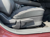 快適に運転できるドライブポジション!40mmも調整できる運転席シートリフターとシートスライドで、無理のない運転姿勢がとれます