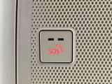 【マツダエマージェンシーコール】エアバッグが展開される衝突事故を車両が検知した場合や、SOSボタンを押した場合に、 緊急通報オペレーターを通じて緊急車両の手配などを行なうことができます。
