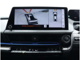 サイドクリアランスビュー表示中に、旋回時の運転操作に合わせて自動で車両を斜め後方から見たような映像を表示。
