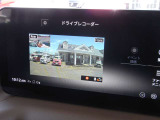 前後セットのドライブレコーダー搭載!前方、後方を同時に走行中の映像を鮮明に録画できます。前後車両のナンバーもくっきり見えるので、あおり運転や事故などの万一の際に役に立ちます。ナビにも映像を映せます。