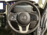 ハンドルにHondaセンシング系のクルーズコントロールやレーンキープアシストなどのスイッチと、オーディオの操作スイッチが装備されています。ハンドルから手を離さず安全に操作できます。