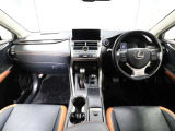 上質で落ち着いた印象のインパネ。視界も広々で運転しやすいです。