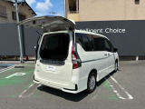 デュアルバックドアで後ろが狭い駐車場でもバックドアの開閉が出来ます!!