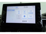【ディスプレイオーディオ】スマホをクルマとつなぐだけで、おなじみのアプリをディスプレイオーディオ上で気軽に使えるようになります。ハンズフリー通話や各種機能を音声操作できるので、運転中でも安心♪