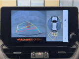 真上から見下ろしたような視点で車とその周囲を確認出来る画面と、車両後方を映し出すバックモニター画面の2つを表示してくれます。