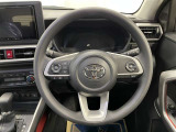 快適な操作性の運転席、ハンドルも綺麗に清掃済みです!もちろん安全を守るエアバッグも装備しているので安心してお乗りいただけます(^^)