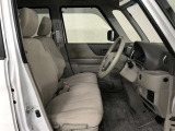 高いホールド性で運転姿勢が安定します。長距離ドライブでも疲れにくいのが魅力です。快適なドライビングライフをお送りください♪