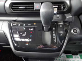シフトレバーとタッチパネル式オートエアコン画像です。