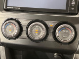 【オートエアコン】一度お好みの温度に設定すれば、車内の温度を検知し風量や温度を自動で調整。暑い&hellip;寒い&hellip;と何度もスイッチ操作をする必要はありません。快適な車内空間には必須の機能ですね♪