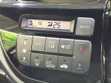 【オートエアコン】一度お好みの温度に設定すれば、車内の温度を検知し風量や温度を自動で調整。暑い&hellip;寒い&hellip;と何度もスイッチ操作をする必要はありません。快適な車内空間には必須の機能ですね♪