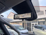 リアのカメラの画像を表示する『スマートルームミラー』で荷物いっぱいでも後部が見えます。 ディーラーオプション「前ドラレコ」も装備