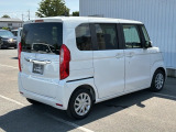 コンビネーションランプを高い位置に配置、後続車に見やすいデザインで安全にも配慮。