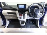 ドライバーを包み込むように、ディスプレーやスイッチ、コンソールを配置。座った瞬間から運転への期待が!空間そのものの心地よさにこだわっています。