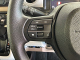 ステアリングにオーディオ操作スイッチが付いています。オーディオ画面に直接タッチしなくても操作が出来ますので、運転に集中できます。