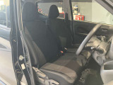 運転席、助手席です。座面も広くゆったりと座れてアームレストも付いているので重宝します。