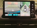 マルチビューカメラシステム搭載車です。お車の周囲を全方位でカバーします。後方・前方・両脇と、コンディションが悪い視界でもカラーモニターに映し出した映像がドライバーをサポートします。