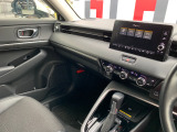 助手席周辺はこのようになっております。運転手だけでなく助手席に一緒に乗られる方も広々と快適にお乗り頂けるような設計です!各種装備を次の写真からご案内いたしますのでご覧ください。