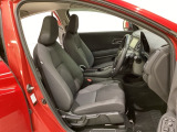 広い足元にゆったり座れるシートには肘掛けも装備しており長距離の運転でも疲れにくくなってます。女性でも運転がしやすいように、シートの高さ調整機能(シートリフター)がついています。