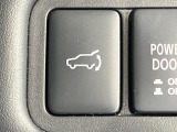 【パワーバックドア】スマートキーや運転席のボタンを押すだけでリアゲートが自動で開閉します!荷物を持っている時や、高い位置にあるバックドアを閉める際に便利な機能です♪