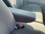 フロントシートにはセンターアームレスト付き、長時間の運転で疲れた腕を乗せてください。