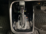 「e:HEV」は、モーター走行を中心にしながら電気エネルギーやエンジン動力を最も効率よく使い分けることができる賢いハイブリッドシステムです。シフトはエレクトリックギアセレクターになっています。