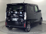 スライドドアは通常のドアに比べて、車のボディーに対し平行に開閉し、開けてもスペースを取りません。出入り口が大きいドアはお子様のいるご家庭はもちろん、混んだ駐車場でも大活躍です!